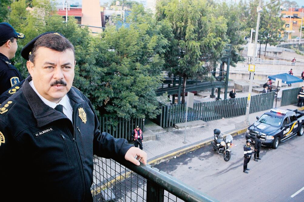 “Ellos [policías] están a bordo de camionetas, algunos los bajamos a que caminen en parques y otros están circulando en convoyes”, comentó el titular de la Secretaría Seguridad Pública del DF (ARCHIVO EL UNIVERSAL)