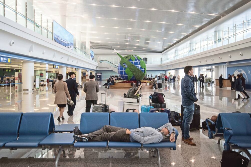 Viajeros esperando en el aeropuerto de Pyongyang. Ayer entró en vigor la prohibición de EU a sus ciudadanos de viajar a Norcorea (ED JONES. AFP)