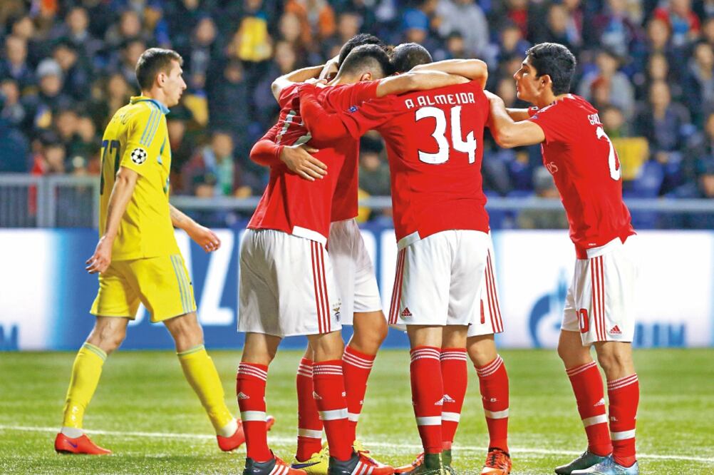 Benfica celebra que el mexicano esté como uno de los grandes de la jornada europea (SHAMIL ZHUMATOV. REUTERS)