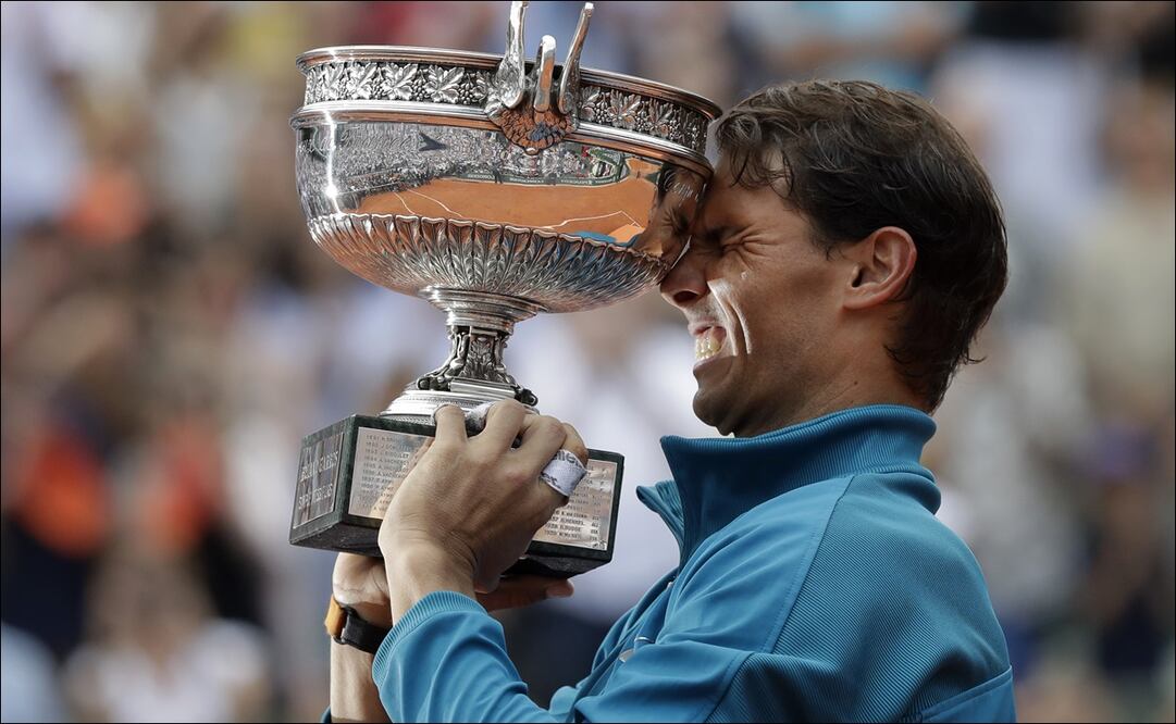 Rafael Nadal sostiene su trofeo al celebrar su triunfo en la Final varonil de Roland Garros, en 2018 - Foto: AP