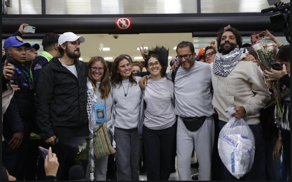Los seis mexicanos que participaron en la Flotilla Global Sumud que llevaba ayuda humanitaria a Gaza y que fueron detenidos por el gobierno de Israel llegaron al AICM, el miércoles 8 de octubre de 2025: Foto: Diego Simón /EL UNIVERSAL