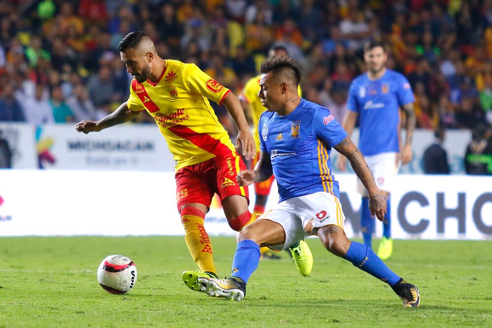 Imago7. Eduardo Vargas y Rodrigo Millar disputando el balón