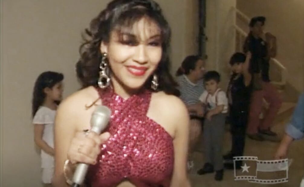 Una de las más de 26 mil aspirantes para interpretar a Selena Quintanilla. Muchas de ellas vistieron sus característicos atuendos para demostrar su fanatismo. Foto: Captura de pantalla/ Texas Film Commission/Texas Archive of the Moving Image.
