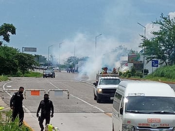 Con gas lacrimógeno, desalojan a manifestantes de caseta de cobro en Chiapas