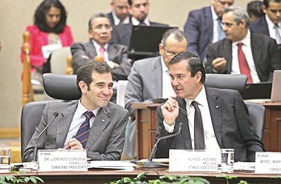 Se acusan consejeros del INE por "becas"