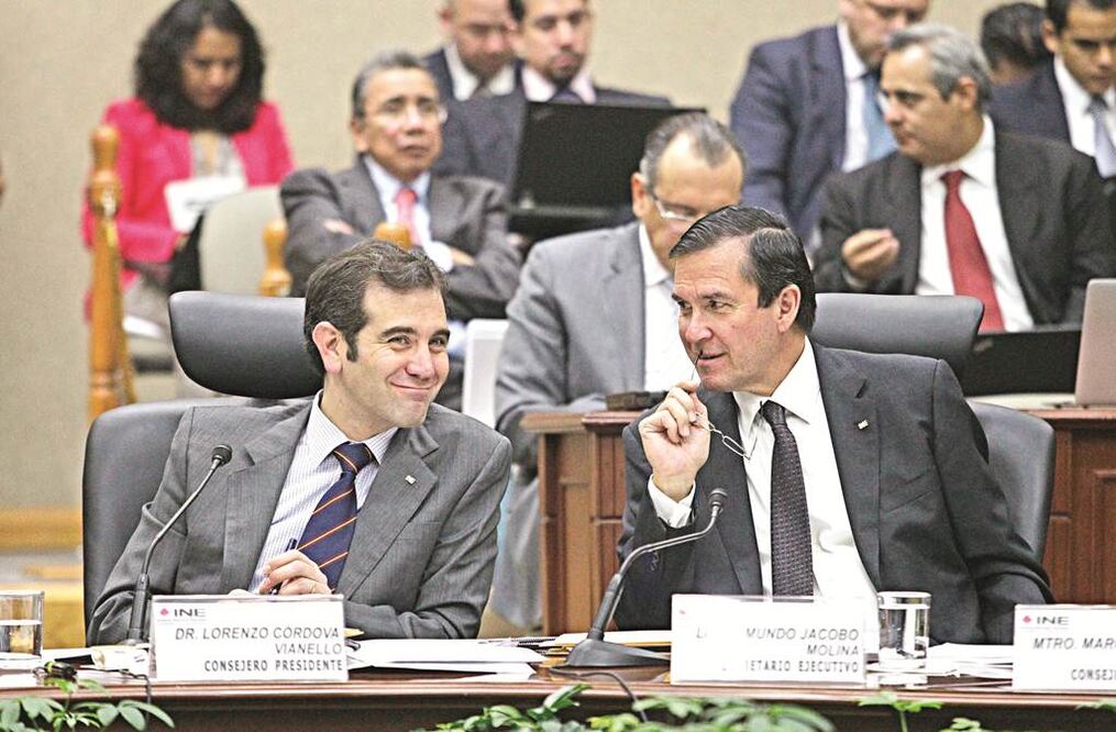 El consejero presidente del INE, Lorenzo Córdova, junto al secretario ejecutivo, Edmundo Jacobo Molina, durante sesión ordinaria del instituto. Foto Alejandro Acosta