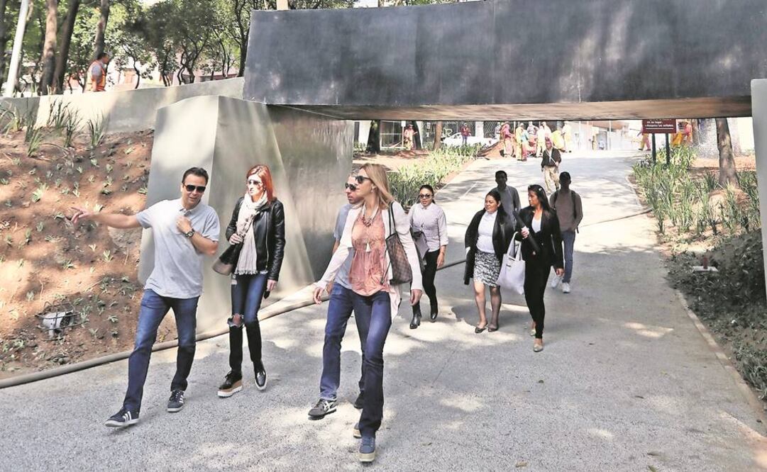 Descontento. Algunos transeúntes opinaron que autoridades debieron construir en el parque una salida más cercana al Metro . Foto: Ariel Ojeda 