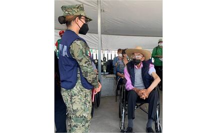 Captan al expresidente Luis Echeverría en vacunación contra Covid-19 en CU