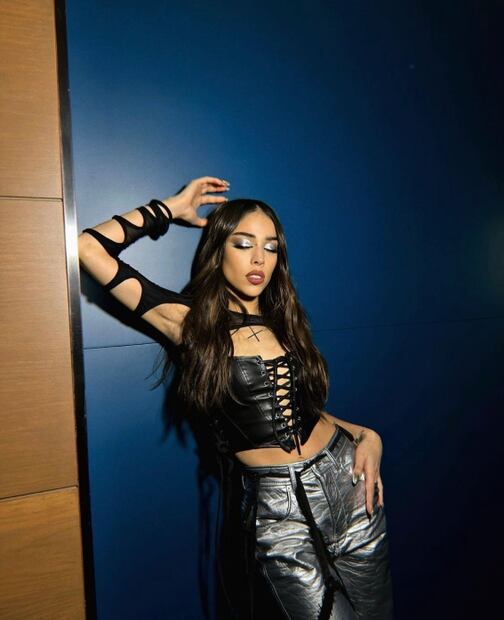 Cómo llevar prendas de efecto piel igual que las famosas