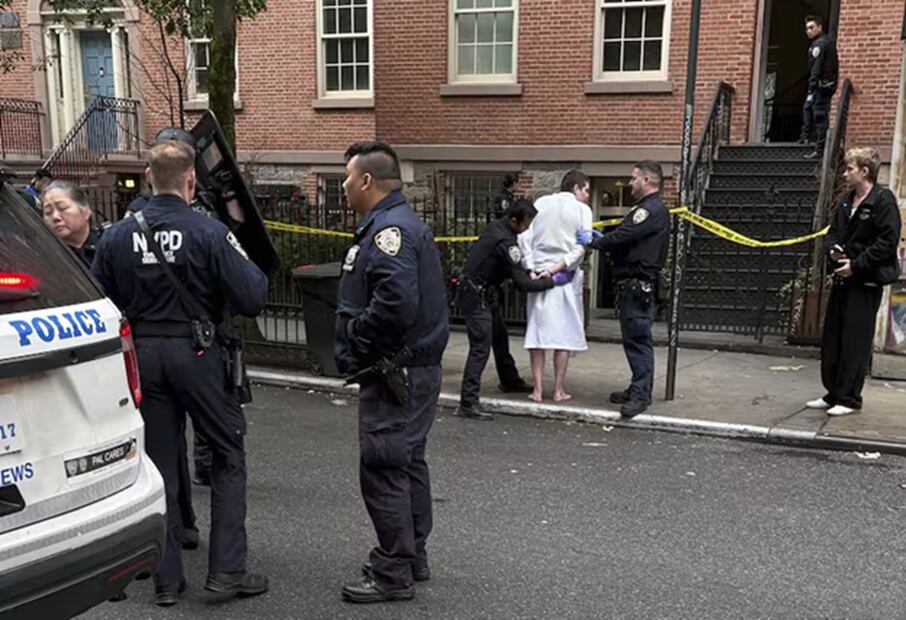 Agentes de la policía de Nueva York arrestan a John Woeltz, el viernes 23 de mayo de 2025, en Nueva York, quien fue acusado de secuestrar, agredir y retener a un hombre contra su voluntad durante varias semanas en una lujosa casa de Manhattan. FOTO: AP