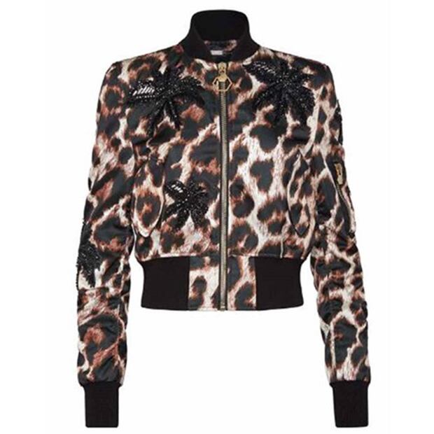 Esto es lo que cuesta la bomber jacket de leopardo de Belinda para La Voz Azteca