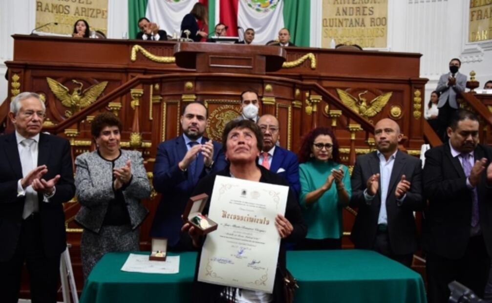 Diputados piden a policías no abrazar a delincuentes; entregan medalla al mérito a 73 oficiales