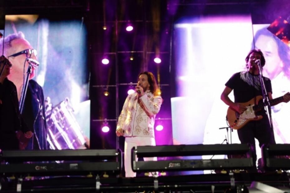 “El Buki” cautiva a 40 mil fans en sus 48 años de carrera 