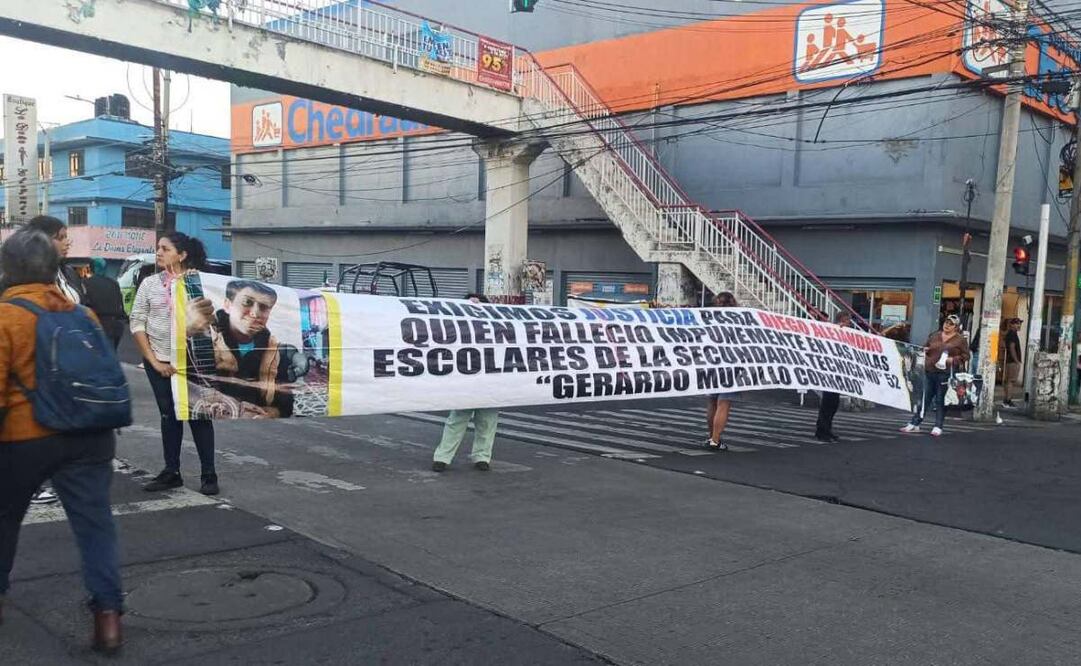Bloqueo en Nezahualcóyotl por exigencia de justicia para estudiante fallecido. Foto: Especial.