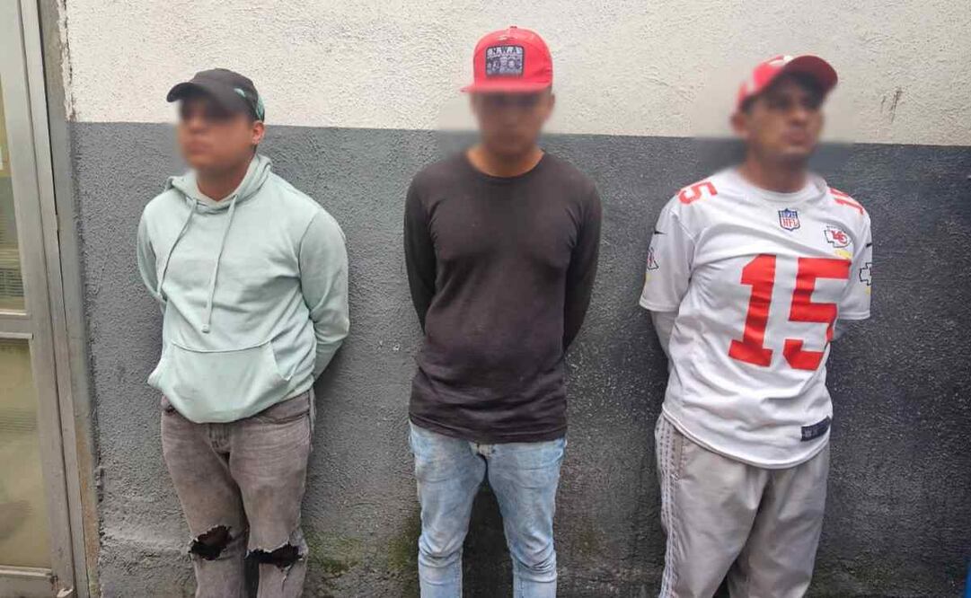 Agentes de inteligencia policial detuvieron a tres de los sujetos que golpearon a Policías Bancarios al interior de una sucursal de Bodega Aurrerá. Foto: Especial