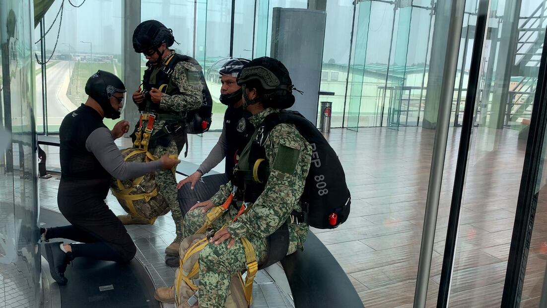 Fuerza Aérea Mexicana usa simulador de caída libre para adiestramiento militar
