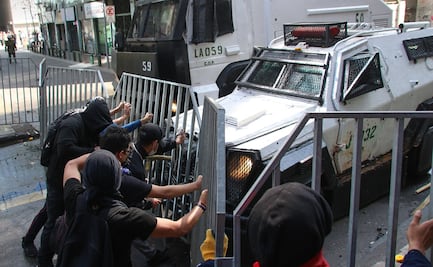 Estudiantes se enfrentan a militares en capital chilena