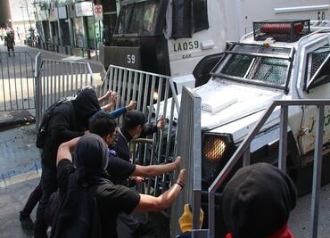 Estudiantes se enfrentan a militares en capital chilena
