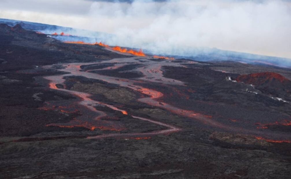 Video. Volcán Mauna Loa dispara impresionantes fuentes de lava de hasta 60 metros en Hawái