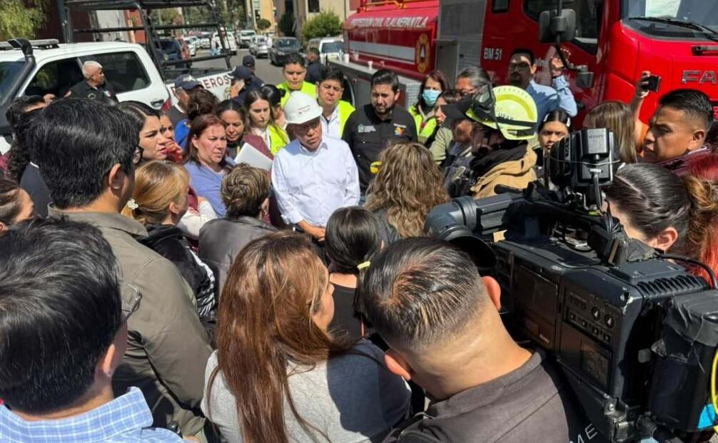 El presidente municipal, Raciel Pérez Cruz, recorrió la unidad habitacional para supervisar los trabajos y escuchar a las y los vecinos afectados.
Foto: Especial.