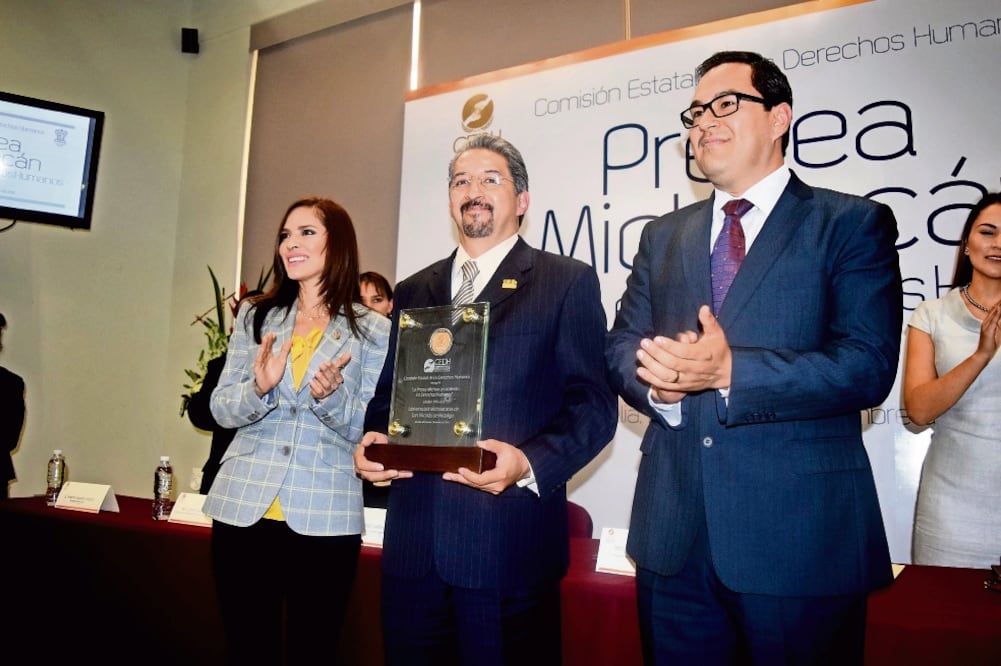 Reco nocimiento. El rector de la UMSNH, Medardo Serna, recibió el galardón de manos del ómbudsman, Manuel Serrato (CARLOS ARRIETA. EL UNIVERSAL)