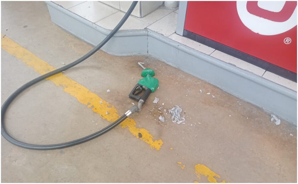 Este 25 de octubre, sujetos intentan prenderle fuego a una gasolinera ubicada en Tabasco. Foto: Especial