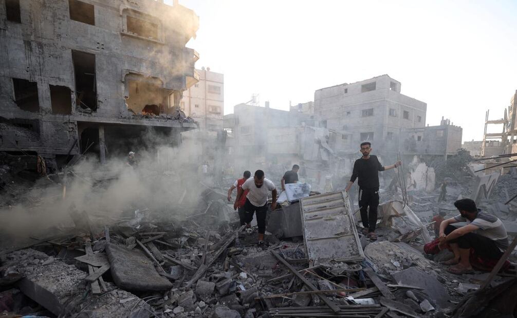 Palestinos inspeccionan los daños tras un ataque israelí contra el campo de refugiados de Bureij, en el centro de la Franja de Gaza, el 23 de julio de 2025. Más de 100 organizaciones humanitarias advirtieron el 23 de julio que la hambruna masiva se extendía por la Franja de Gaza y que sus propios compañeros sufrían gravemente la escasez. Foto: AFP