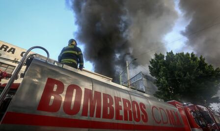 FOTOS: Fuerte incendio en la Morelos consume bodega de ropa; trabajan bomberos en el lugar