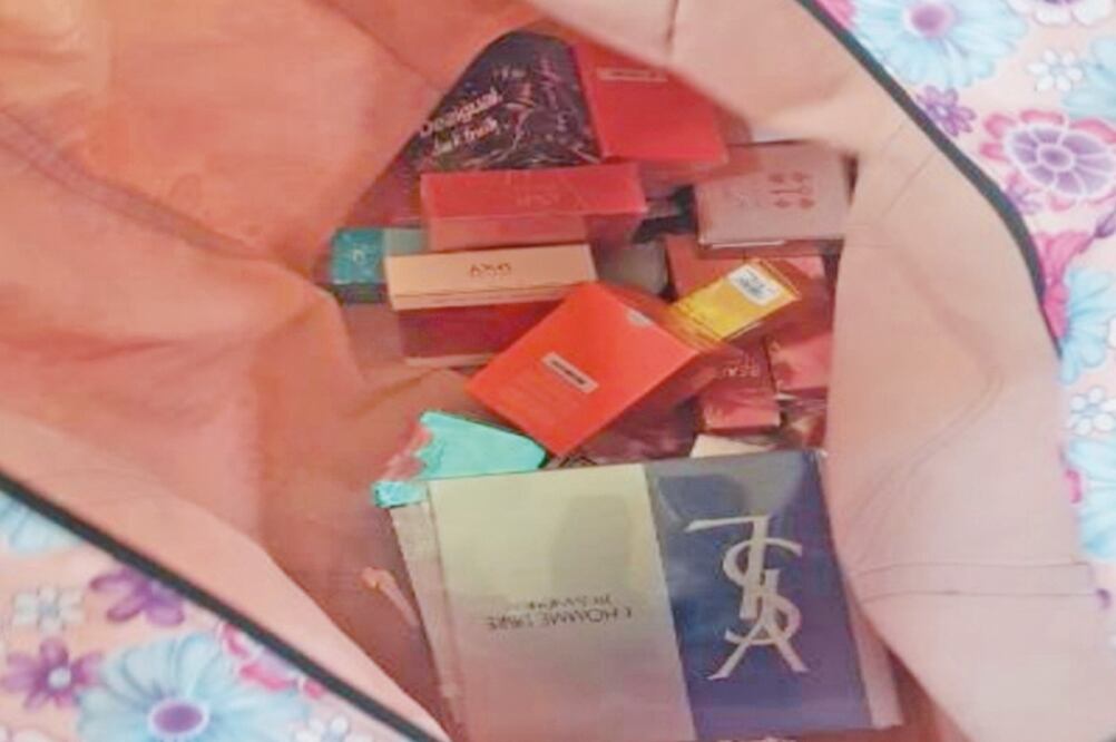 La mercancía incautada al hombre de 21 años aún tenía las etiquetas de la tienda departamental, por lo que no descartan que sean del atraco del lunes. (SSPCDMX)