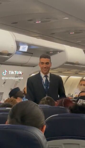 El sobrecargo fue identificado como "Diego". Foto: Captura de pantalla tomada de TikTok