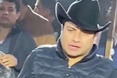 Captan a Julión Álvarez aparentemente con unas copitas de más durante presentación en vivo