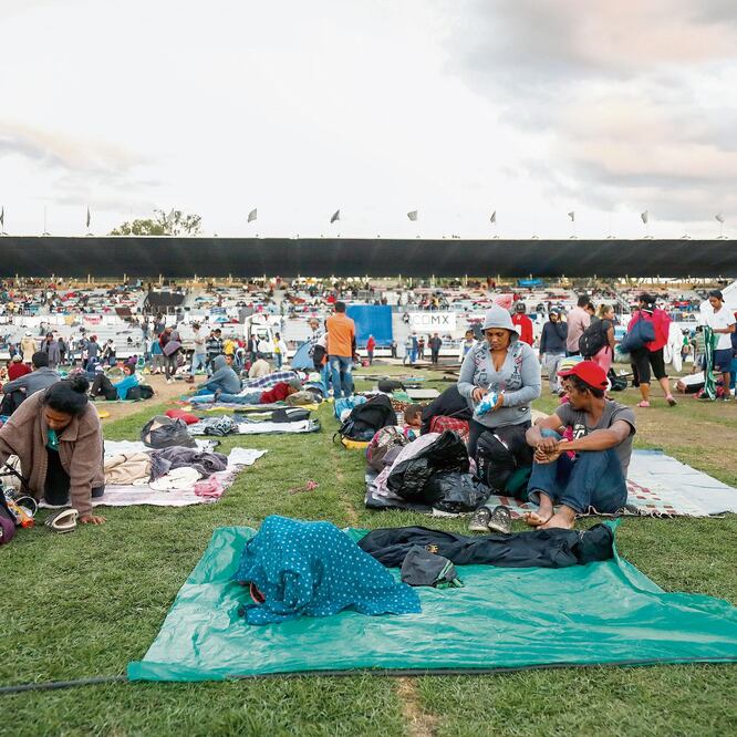 La afluencia de migrantes fue tal, que tuvieron que habilitarse más carpas para que pernoctaran en el Estadio Jesús Martínez “Palillo”. Foto: YADÍN XOLALPA. EL UNIVERSAL