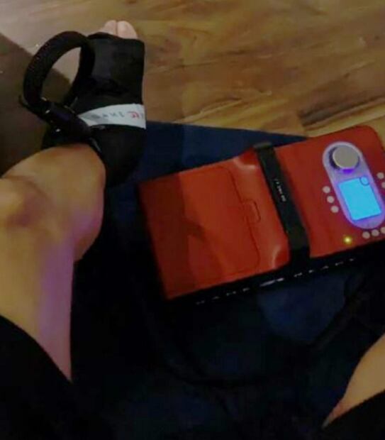 “Tecatito” Corona muestra el tratamiento de su tobillo