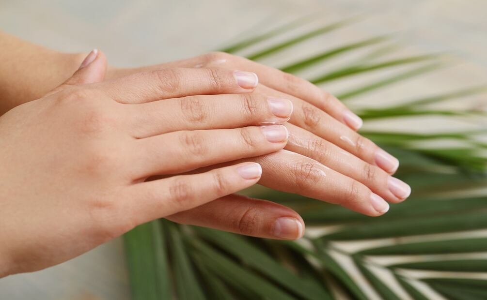 Las uñas con estrías pueden indicar un problema de salud. Foto: Freepik