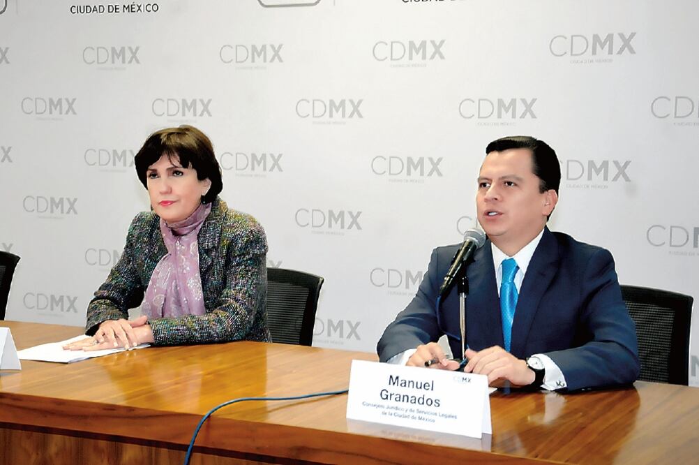 Patricia Mercado, secretaria de Gobierno, y Manuel Granados, consejero Jurídico y de Servicios Legales, ayer durante la conferencia de prensa (ESPECIAL)