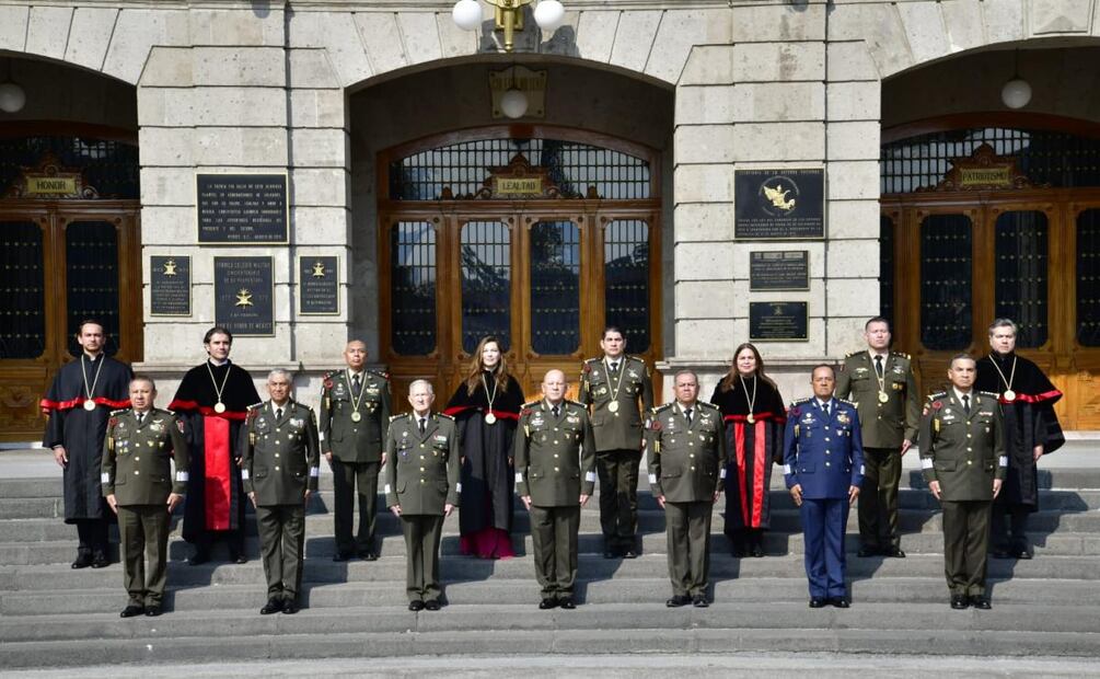 Se gradúan tres militares y cinco civiles de doctorado en Desarrollo y Seguridad Nacional (10/12/2025). Foto: Especial