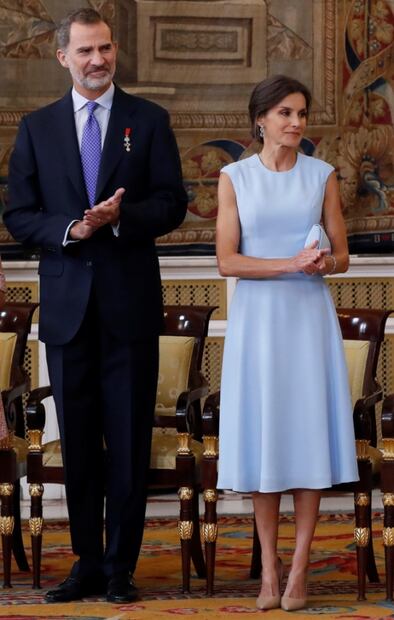 El baby blue se coloca como el color favorito del verano: Letizia, Isabel II y Kate ya lo usan