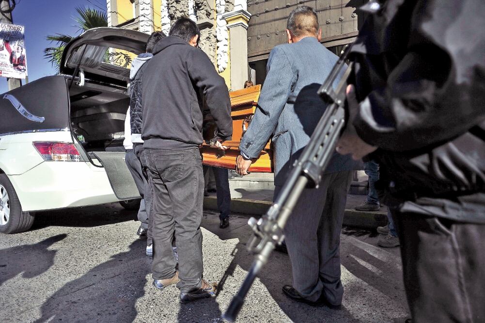 La carroza con los restos de Anabel Flores, quien fue sacada de su domicilio por un comando la madrugada del 8 de febrero y su cuerpo hallado en Puebla con huellas de tortura, fue custodiado por policías (ALBERTO HERNÁNDEZ. CUARTOSCURO)
