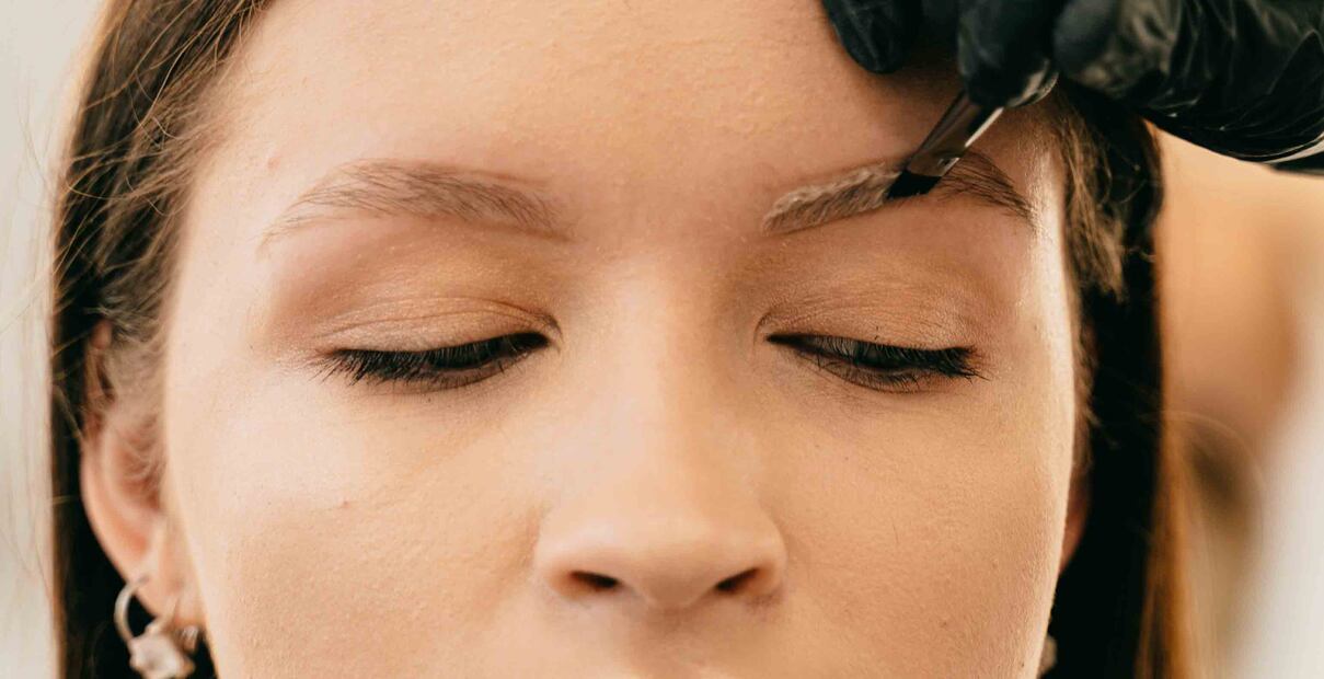 También puedes utilizar henna o té negro si prefieres teñir tus cejas sin químicos. Fotos: Pexels