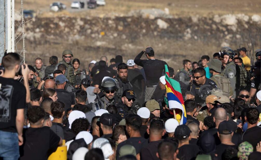 Drusos del Golán y Galilea cruzan la zona de contención para entrar en Siria, cerca de la aldea de Majdal Shams, en los Altos del Golán, el 16 de julio de 2025. Las Fuerzas de Defensa de Israel confirmaron ataques aéreos contra el Ministerio de Defensa sirio en Damasco el 16 de julio, tras el despliegue de tropas sirias en la provincia de Suwayda (Sweida), de mayoría drusa, tras enfrentamientos entre combatientes drusos y tribus beduinas que causaron la muerte de decenas de personas. El ministro de Defensa sirio anunció un alto el fuego el 15 de julio en la ciudad de As Suwayda, a la que las tropas sirias entraron por la mañana. Sin embargo, la zona está siendo escenario de violentos enfrentamientos entre fuerzas gubernamentales y militantes drusos. Foto: EFE