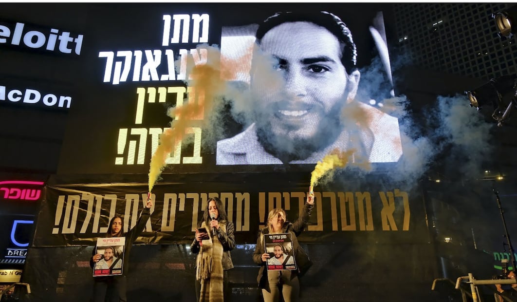 Cientos de personas se concentran en Tel Aviv, Israel, el 25 de enero de 2025, en protesta para que se saque de Gaza a todos los rehenes. EFE