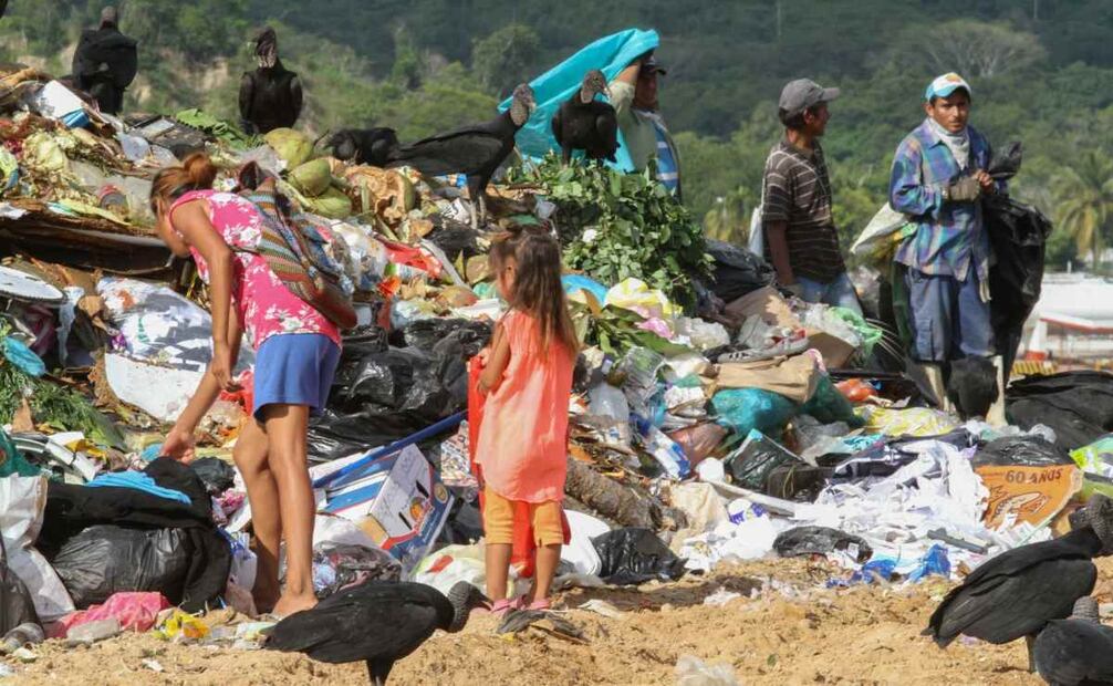 El Ayuntamiento del poblado de Paso Texca, ha señalado que habrá sanciones y multas a aquellos establecimientos, comercios y restaurantes que no cumplan a cabalidad la reforma a la ley 593 de Aprovechamiento y Gestión Integral de Residuos Sólidos Urbanos en el Estado, la cual establece las normas en prevención de la contaminación y remediación de suelos contaminados, así como la disminución del uso del plásticos. En la imagen, el relleno sanitario de Paso Texca en donde la cantidad de desechos que son tratados en este espacio, oscilan entre las 700 a 900 toneladas diarias. 
Foto: Cuartoscuro