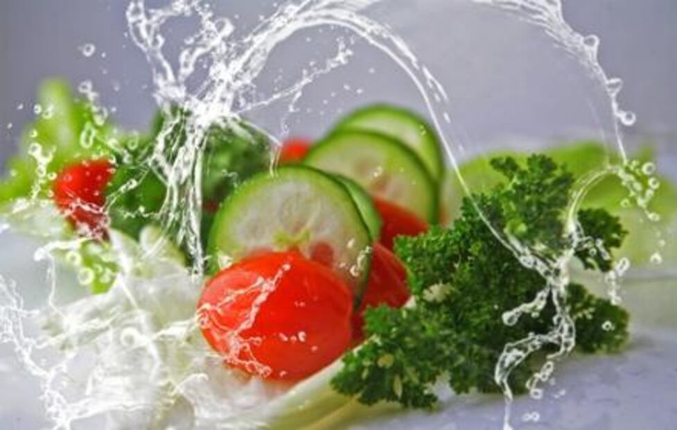 Infusiona tu jarra de agua con verduras