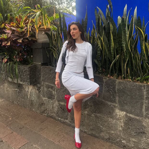 Rina Lipa portó unos flats rojos muy "coquette". Foto: Instagram @rinalipa