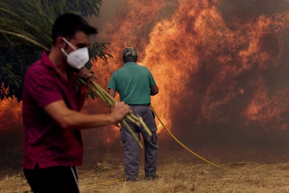 Lugareños se han sumado a los esfuerzos para combatir el fuego. Se prevé que en estos días mejoren las condiciones climáticas en España. FOTO: PABLO GARCÍA. AP