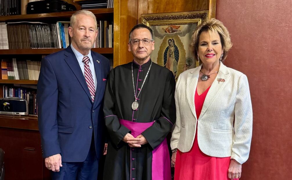 Horas después de que llegó a México para desempeñarse como embajador de Estados Unidos, Ronald Jonhson visitó la Basílica de Guadalupe. Foto: Especial