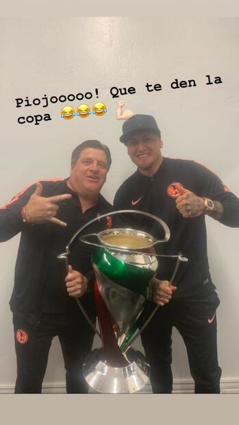 De huevón recibiendo medallas: Nicolás Castillo