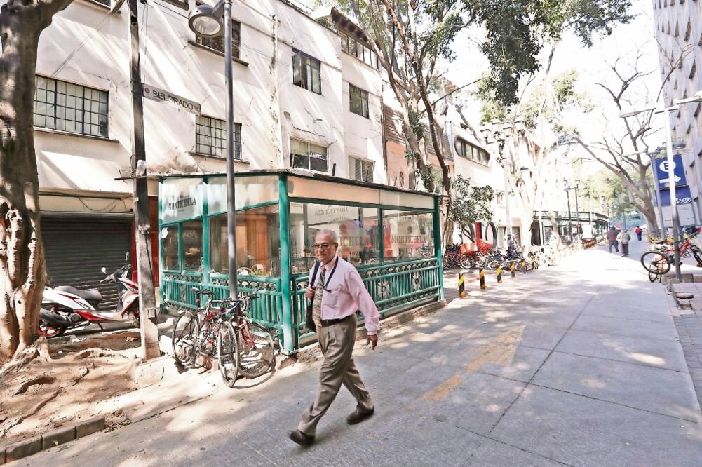 Los negocios establecidos en la Zona Rosa serán sometidos a un ordenamiento y retirarán a los que coloquen sus mesas en las banquetas, bloqueando el paso peatonal. (ARIEL OJEDA. EL UNIVERSAL)