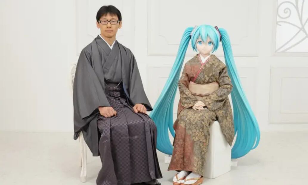Akihiko dice haberse sentido rechazado toda su vida por ser "poco atractivo e impopular"