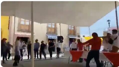 Lanzan huevos y tomates a Fernández Noroña en evento en Hidalgo